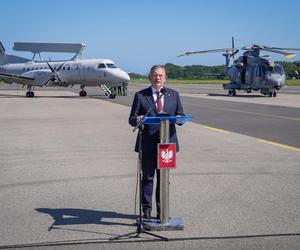 Paweł Bejda na tle Saab 304 i AW101