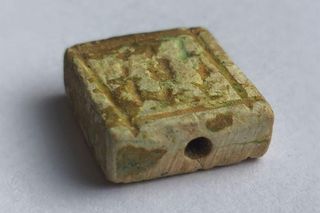 Starożytny amulet w przesyłce z Wielkiej Brytanii