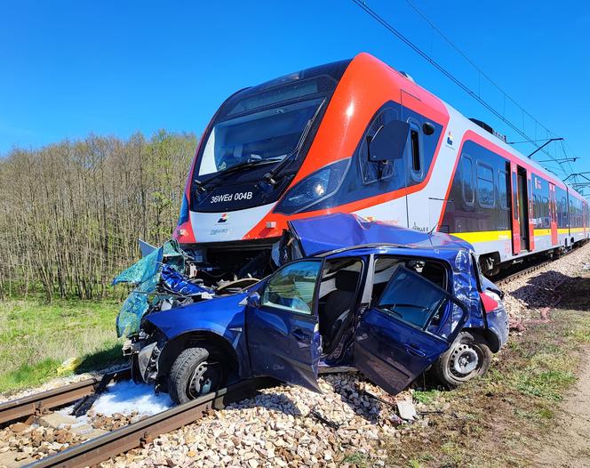 Śmiertelny wypadek na przejeździe kolejowym w Tomaszowie Mazowieckim! 44-latka i 13-latka nie żyją