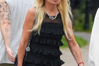 Monika Olejnik jak księżniczka rocka! Cała na czarno maszerował przez miasto