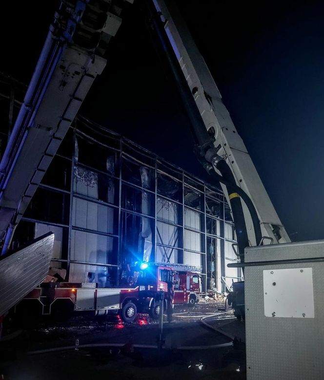 Kawle. Strażacy usuwają zniszczenia po pożarze hali przetwórstwa drobiu. W akcji robot gaśniczy i drony