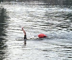 Damian płynie 100 km bez przerwy, aby pomóc Adasiowi!