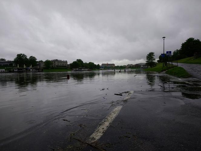 Ulewy w Krakowie 23.05.2019: Wylała Wisła, zalane są bulwary