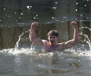 Marcin z M jak miłość zdradza plany na wakacje. Serialowa Kama natychmiast wytknęła mu błąd