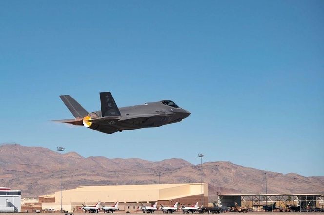 F-35A z bombą B61-12