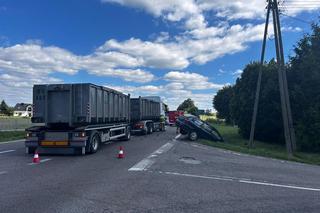 Osobówka zderzyła się z ciężarówką. Jedna osoba trafiła szpitala