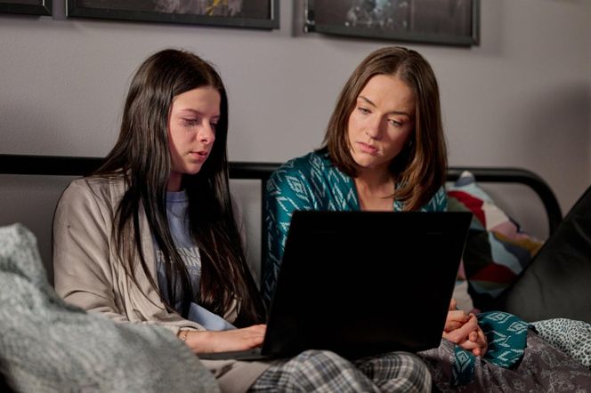 Na Wspólnej odc. 4021: Julka (Maja Oświecińska), Ania (Sonia Mietielica)