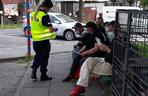Policjanci rozdają maseczki bezdomnym