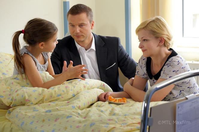 M jak miłość. Ania (Julia Paćko), Marta (Dominika Ostałowska), Andrzej (Krystian Wieczorek)