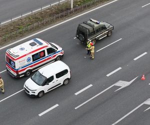 Potężna kraksa na S2. Ranne dwie osoby, w tym żołnierz