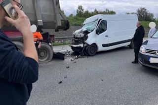 Dostawczak wbił się w naczepę ciężarówki. Śmiertelny wypadek na obwodnicy Krakowa