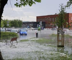 Nawałnica nad Gnieznem. Miasto zalały strumienie wody po ulewie i gradobiciu [ZDJĘCIA].