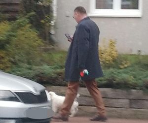 Czesław Michniewicz na spacerze z psem