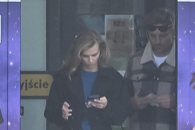 Agnieszka Kaczorowska siedzi i pachnie, a Rogacewicz wynosi śmieci i je kanapke poza autem... Fajna para?