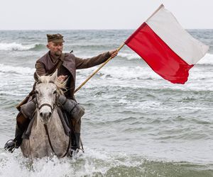 Patriotycznie wjechali na koniach do morza