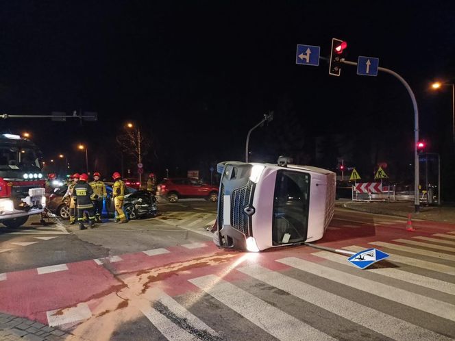 Kraksa osobówki z busem w centrum Tarnowa. Policja ustaliła przyczynę