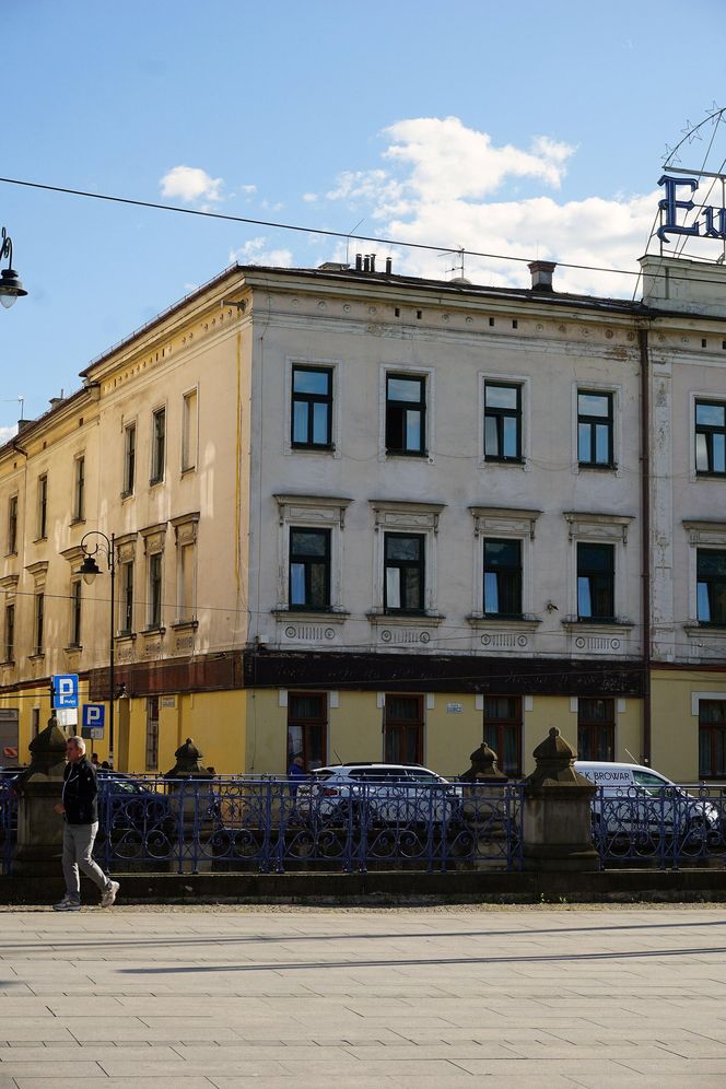 To jeden z najsłynniejszych budynków w Krakowie. W PRL-u stał się własnością państwa