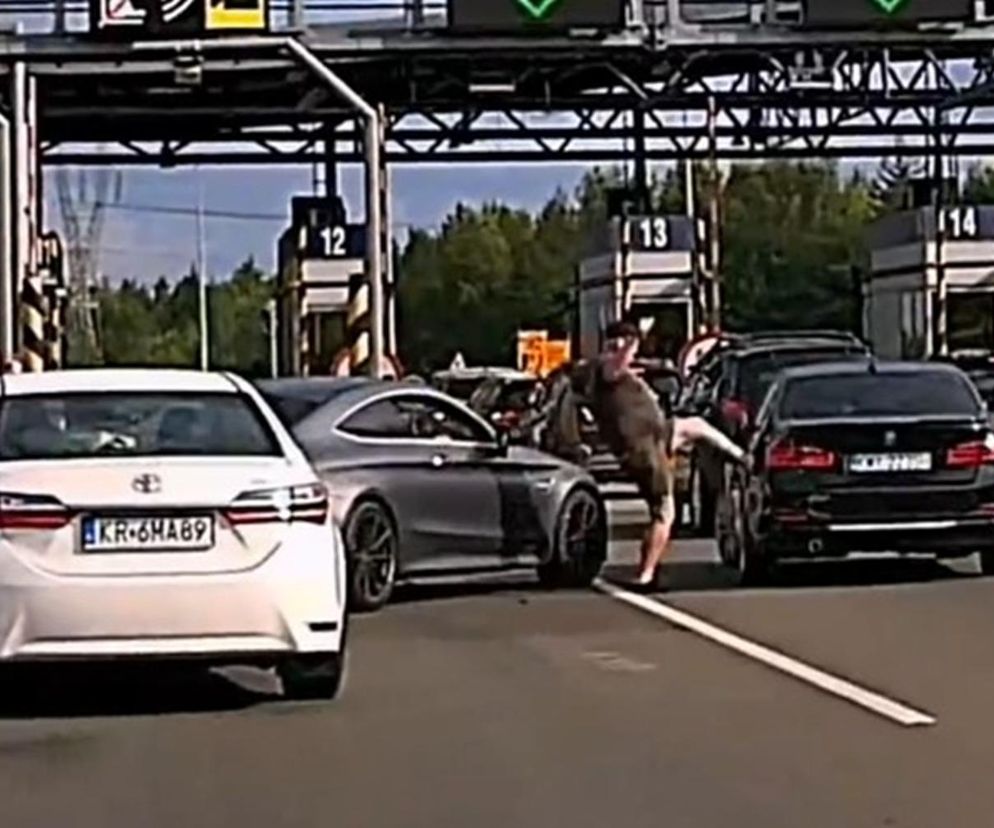 Kierowca mercedesa terroryzuje innych kierowców na autostradzie A4
