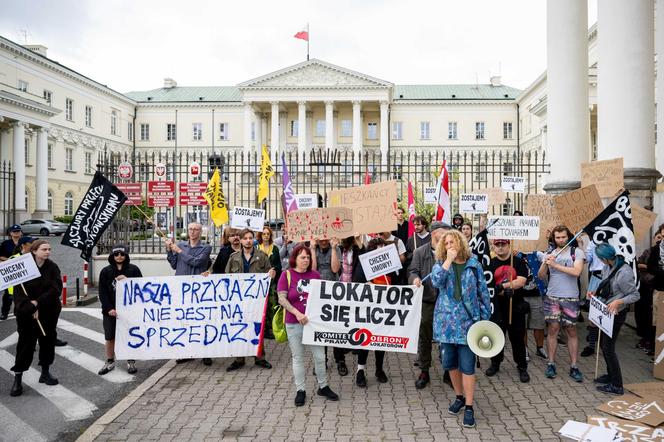 Lokatorzy z Osiedla Przyjaźń protestowali przed ratuszem: "Chcemy umów z miastem, nie wysiedleń!"