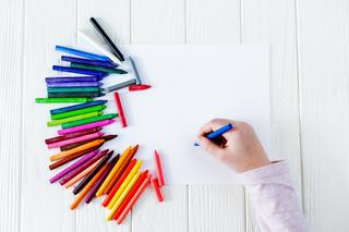 Kredki dla małych artystów – wybieramy przybory do rysowania dla dzieci 