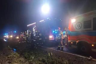 Żabno. Osobówka dachowała na polu uprawnym na drodze wojewódzkiej nr 973