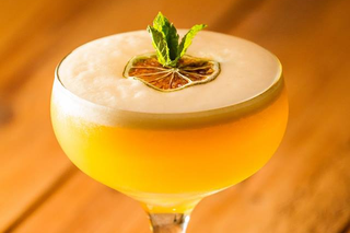 Te miejsca mają swój klimat! Oto TOP 10 najbardziej niezwykłych barów w Warszawie [GALERIA]