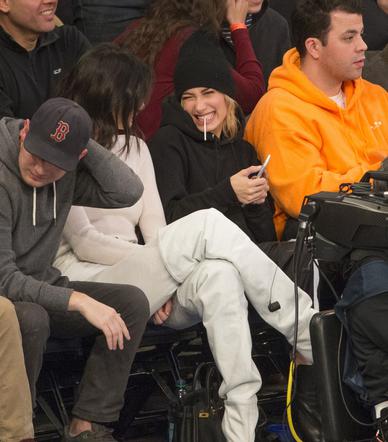 Kendall Jenner i Hailey Baldwin na meczu