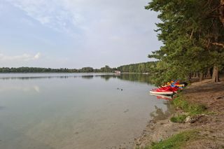 Spokojne wrześniowe popołudnie nad Jeziorem Bialskim w Białce