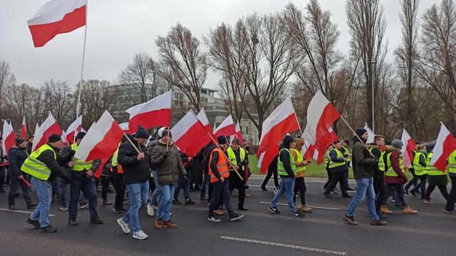 Protest rolników w woj. lubelskim. Rolnicy w Lublinie rozpoczęli przemarsz. Mamy zdjęcia!