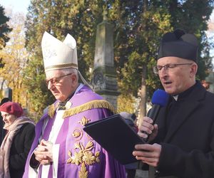 1 listopada na cmentarzu przy ul. Lipowej w Lublinie. Mieszkańcy odwiedzają groby swoich bliskich