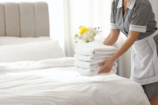 Pokojówka zdradziła sekret hotelowych poduszek. Dzięki temu jednemu trikowi będą one mięciutkie i puszyste 