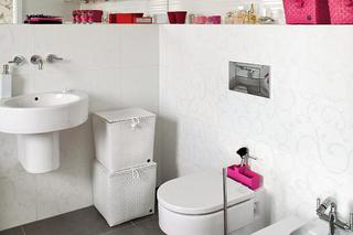 Biało - różowa łazienka
