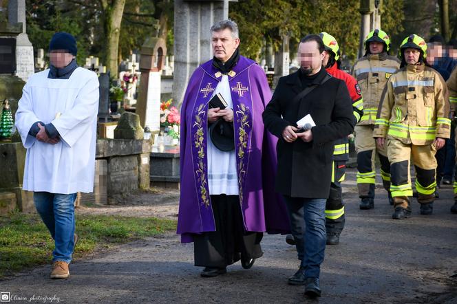 Tłumy na pogrzebie Pawła. Dziennikarz i druh OSP spoczął na cmentarzu we Włocławku