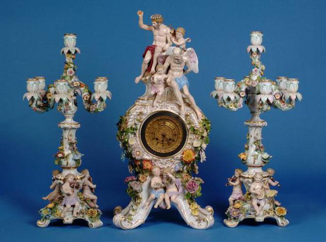 Miśnia – porcelanowy zegar kominkowy z parą kandelabrów, barokowy wzór powtórzony w XIX wieku 