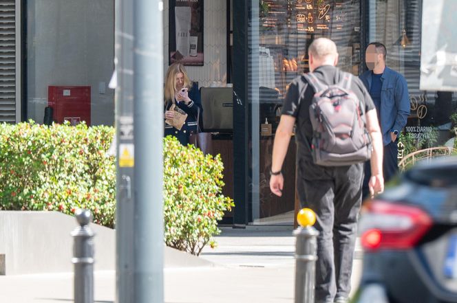 Kinga Duda miesiąc po ślubie rozkwita! Przyłapaliśmy młodą mężatkę. Nie była sama