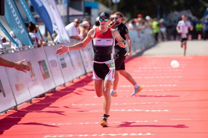 Podczas ostatniej edycji triathlonu, ze względu na zanieczyszczenie wody, zawodnicy musieli zrezygnować z pływania. Etap ten został zastąpiony biegiem.