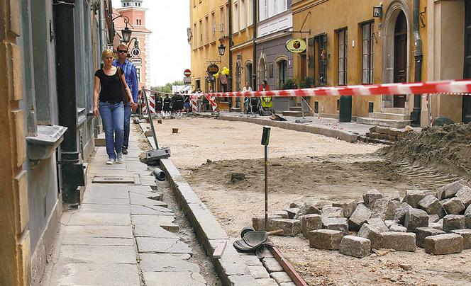 Rozkopali Starówkę w środku sezonu