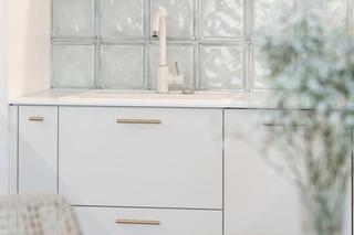 40-metrowe mieszkanie w kolorach szałwii na warszawskim Ursusie.