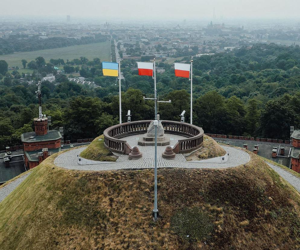 Kraków. Flaga Ukrainy wróciła na Kopiec Kościuszki. Nie niszczy się symboli