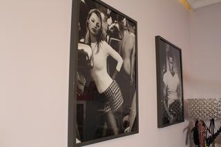 Czarno-białe fotografie na ścianach w salonie Macademian Girl