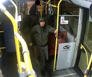 Awantura w autobusie. Użyli siekiery i gazu, policja opublikowała ich wizerunki