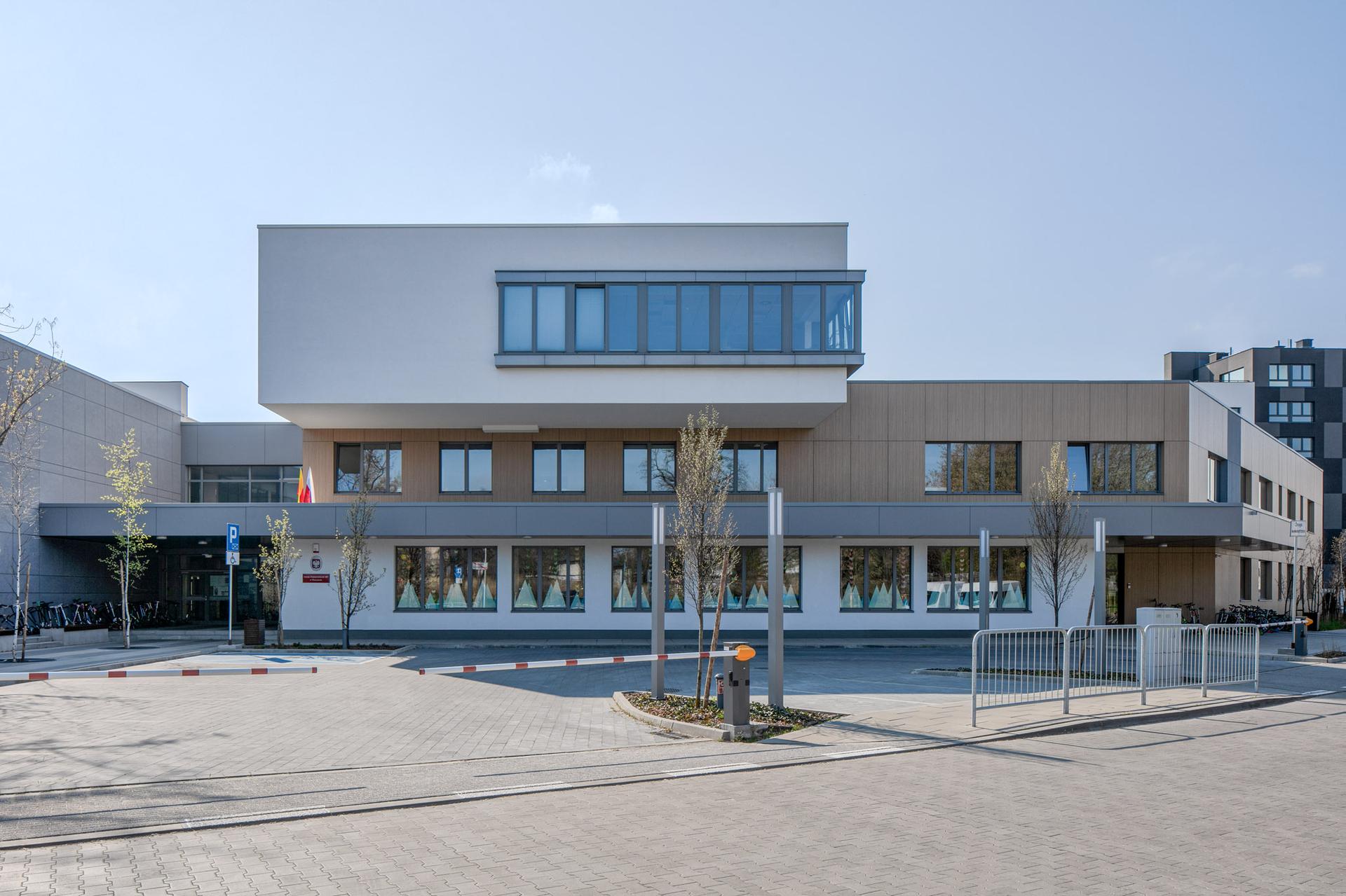 Szkoła Podstawowa nr 403 przy ul. Kacpra Karlińskiego 6 na Odolanach 