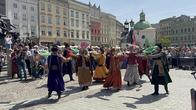 "Polonez wiosenny" na Rynku Głównym w Krakowie