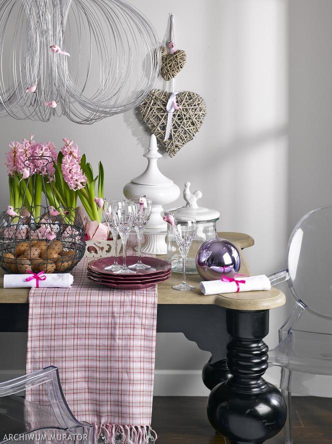 Jasnoróżowa dekoracja stołu na Wielkanoc