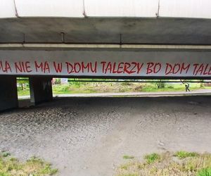 Kultowy napis Karola nie ma w domu talerzy... powrócił w nowej odsłonie
