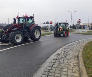 Strajk rolników w Tarnowie. Policja i rolnicy pod stadionem Bruk Betu Termaliki Nieciecza. Przejazd przez miasto