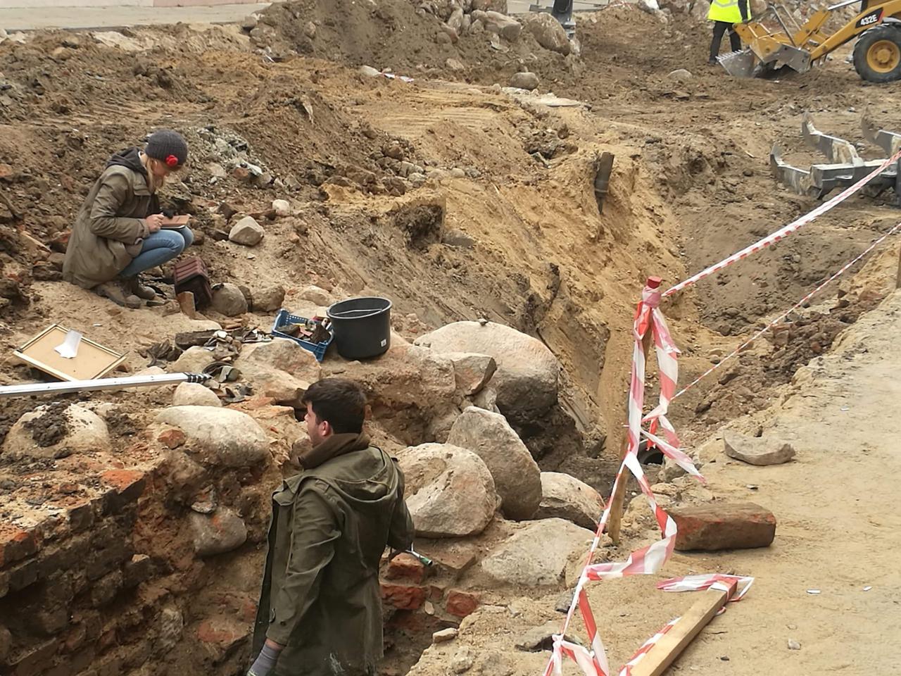 Archeolodzy weszli na Giełczyńską w Łomży. Mnóstwo tajemnic pod ziemią [GALERIA]