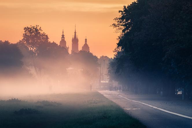 Mgliste, jesienne poranki w Krakowie mają swój klimat. Te zdjęcia robią wrażenie! [GALERIA]