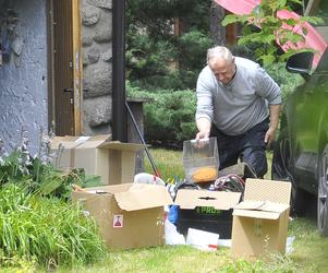 Marek Kondrat sprząta śmieci na działce na Mazurach