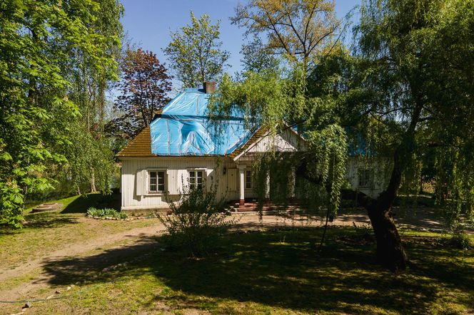 W Łękach Kościelny można podziwiać dworek z XVIII wieku